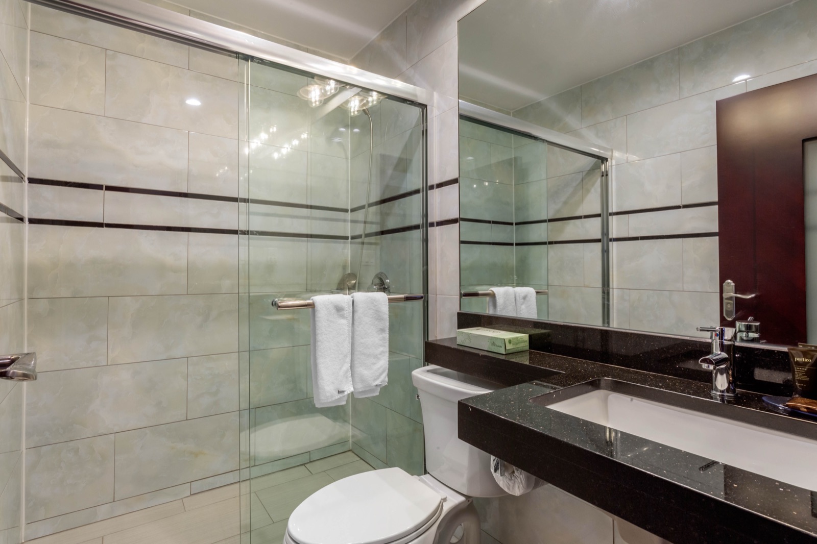 Queen room bathroom