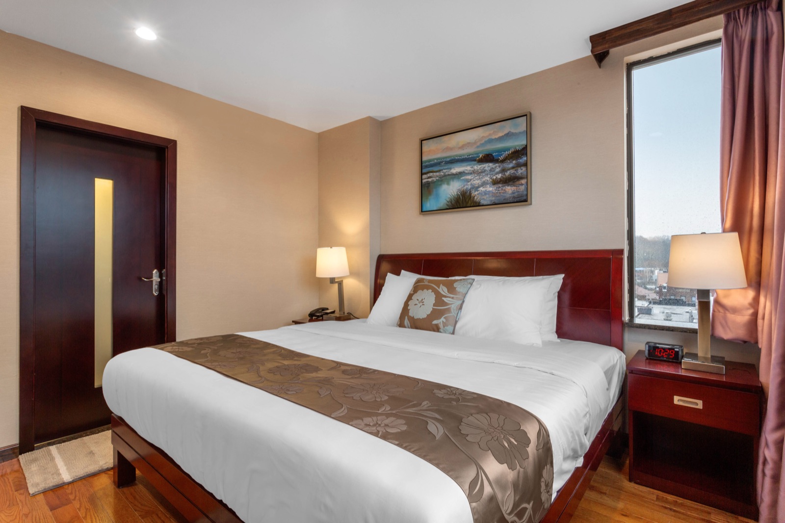 King room bed and window